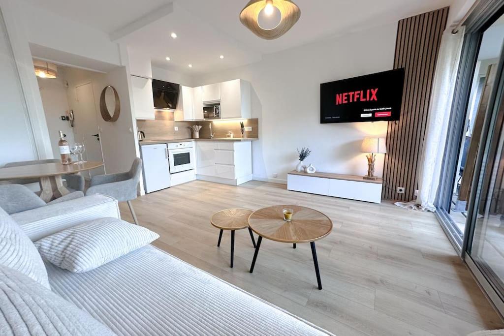 un salon avec un canapé et une table dans l'établissement AUTRICHIENS - Haut de gamme Lumineux Central Jardin Parking, à Antibes