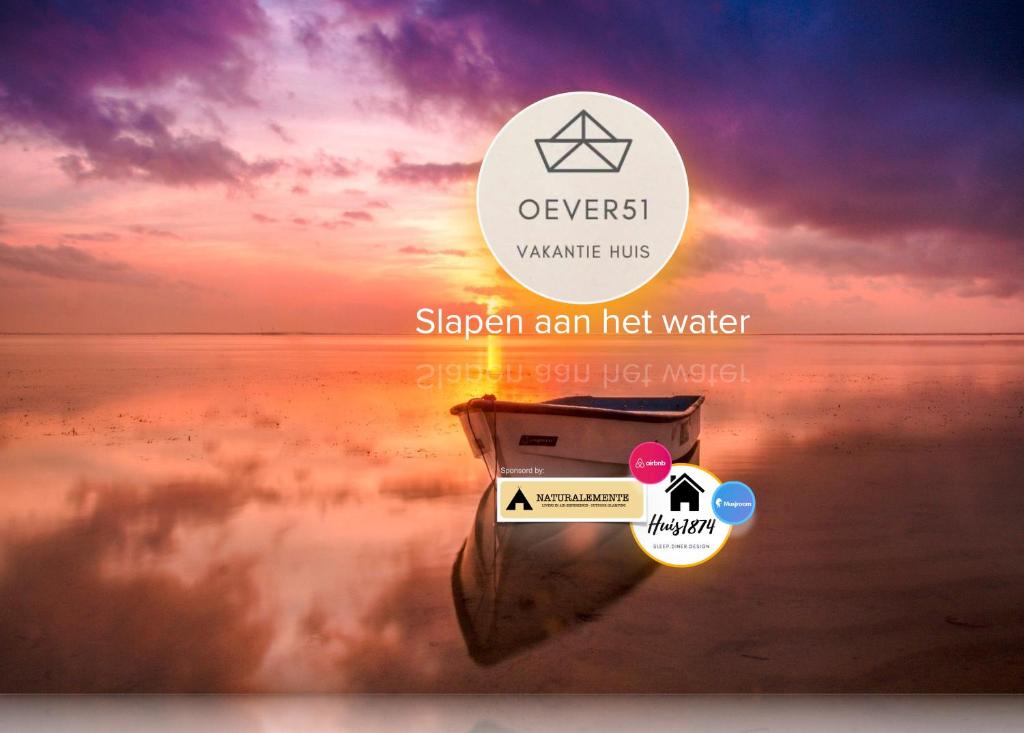 a boat on the beach with a sunset at OEVER51: Slapen aan het water in Aalst