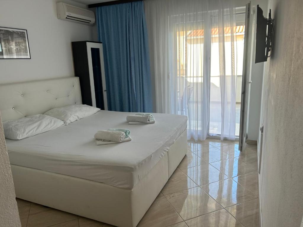 Postel nebo postele na pokoji v ubytování Apartmani Jukanovic