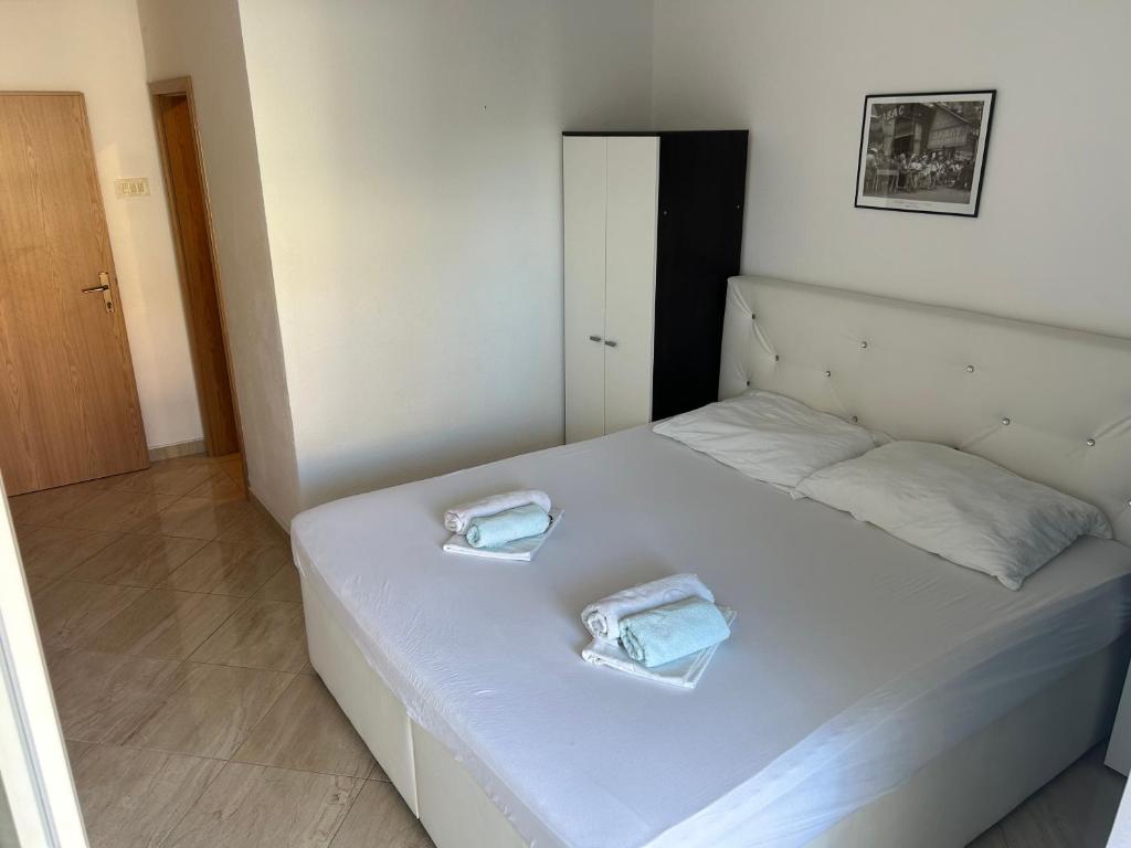Postel nebo postele na pokoji v ubytování Apartmani Jukanovic