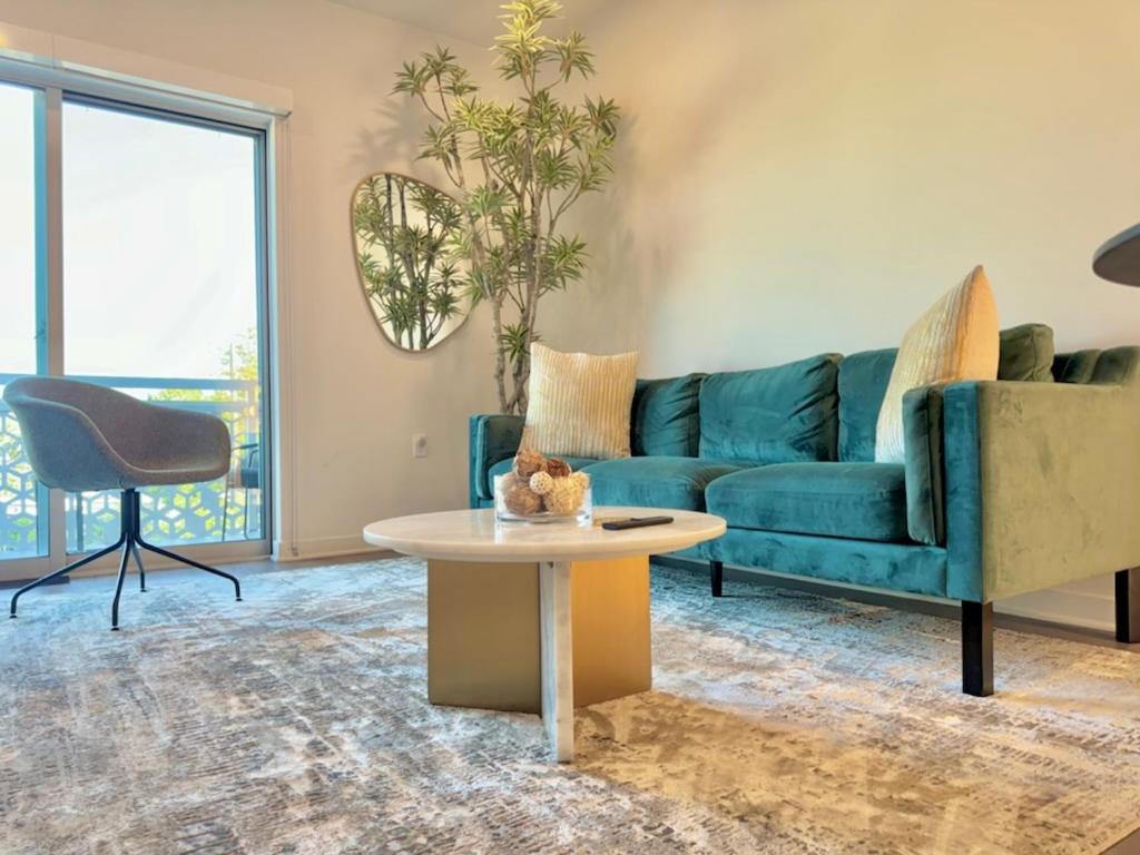 un soggiorno con divano blu e tavolo di NEW One Bedroom Penthouse, Silver Lake + Parking! a Los Angeles