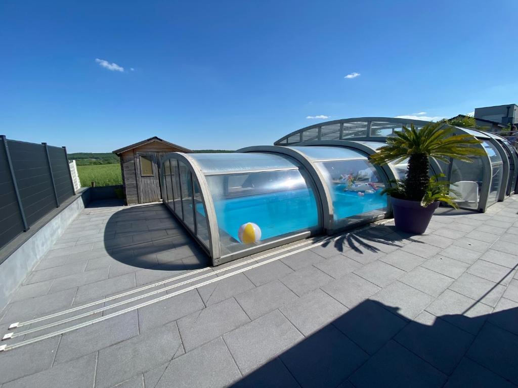 une maison avec une piscine sur un toit dans l'établissement La Villa Kat'Etoiles, à Vittoncourt