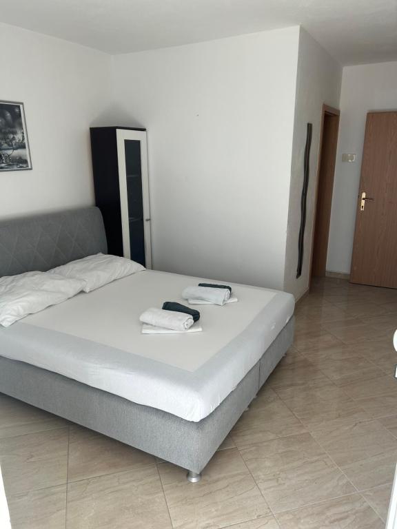 Postel nebo postele na pokoji v ubytování Apartmani Jukanovic