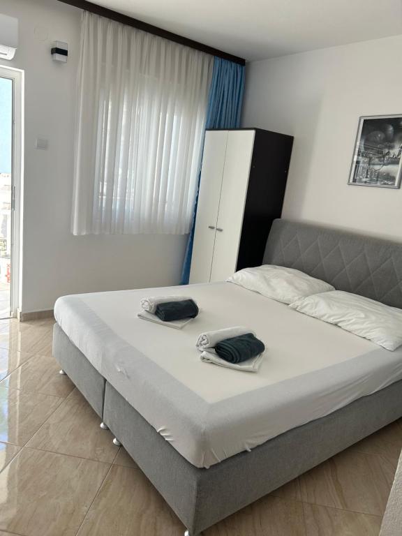 Postel nebo postele na pokoji v ubytování Apartmani Jukanovic