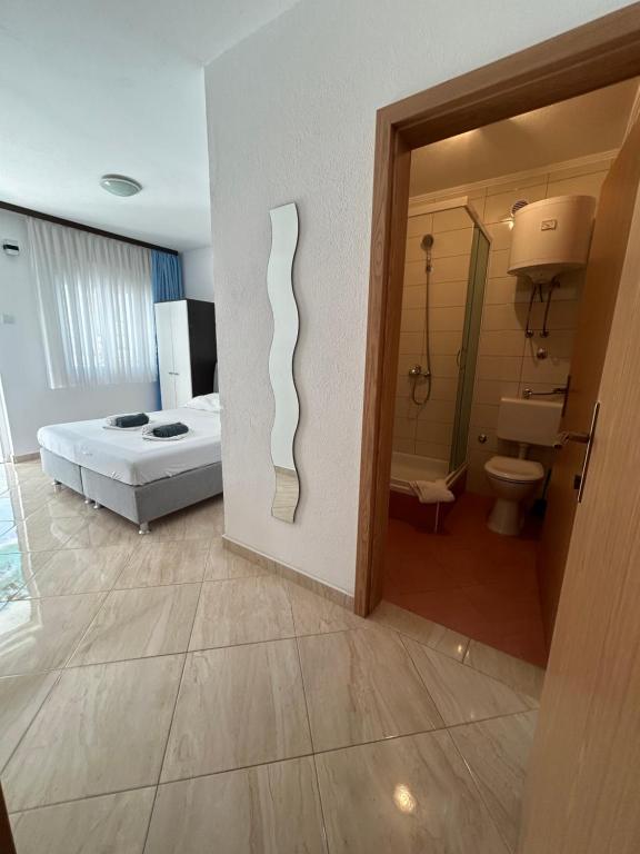Koupelna v ubytování Apartmani Jukanovic