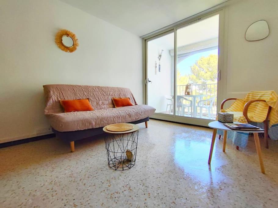un salon avec un canapé et une table dans l'établissement CAP D AGDE, T2 loggia, 4 pers, plage MOLE 300m, au Cap d'Agde