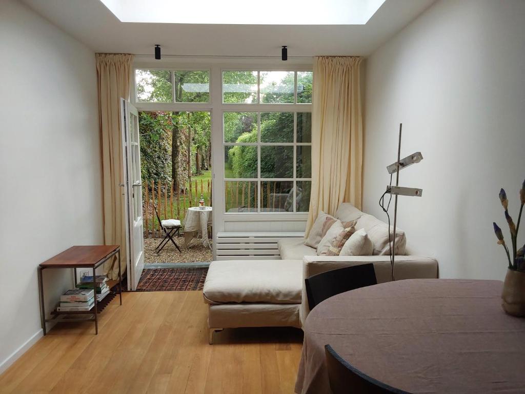 安特衛普的住宿－Tiny house，带沙发和大窗户的客厅
