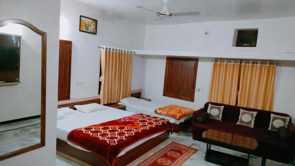 Laxmanji villas tesisinde bir odada yatak veya yataklar