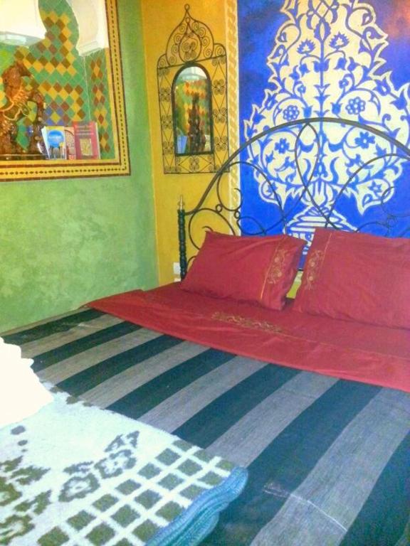 Postel nebo postele na pokoji v ubytování Riad Jennah Rouge