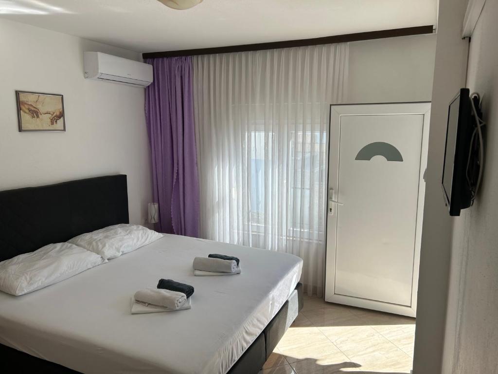 Postel nebo postele na pokoji v ubytování Apartmani Jukanovic