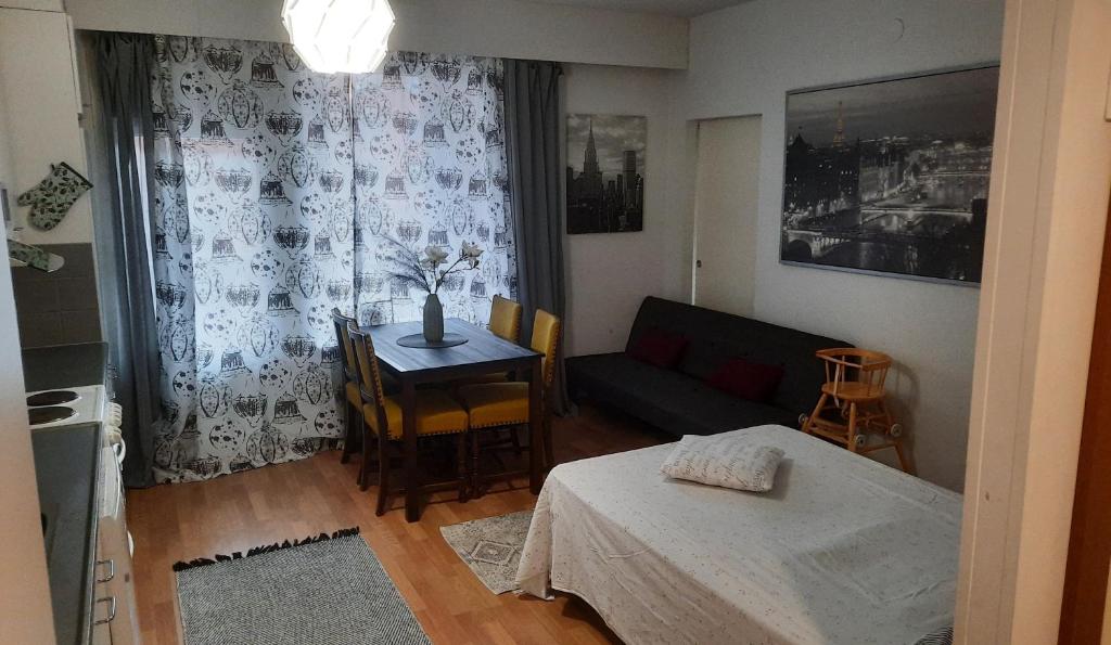 ein Wohnzimmer mit einem Sofa und einem Tisch in der Unterkunft Top in Oulu