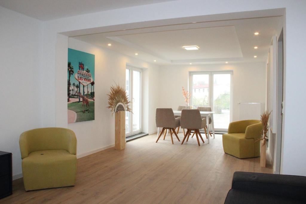 een woonkamer met een tafel en stoelen bij Neu saniertes Haus in Hermaringen für 9 Personen! Nähe Legoland! 