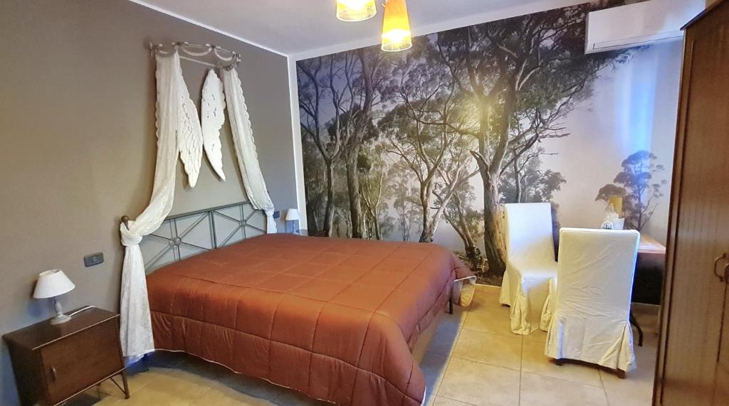 1 dormitorio con 1 cama y una pintura en la pared en Poesia, en Lesina