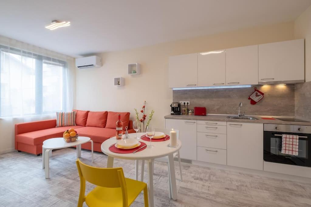 Bright & Chic Parkside Apartment