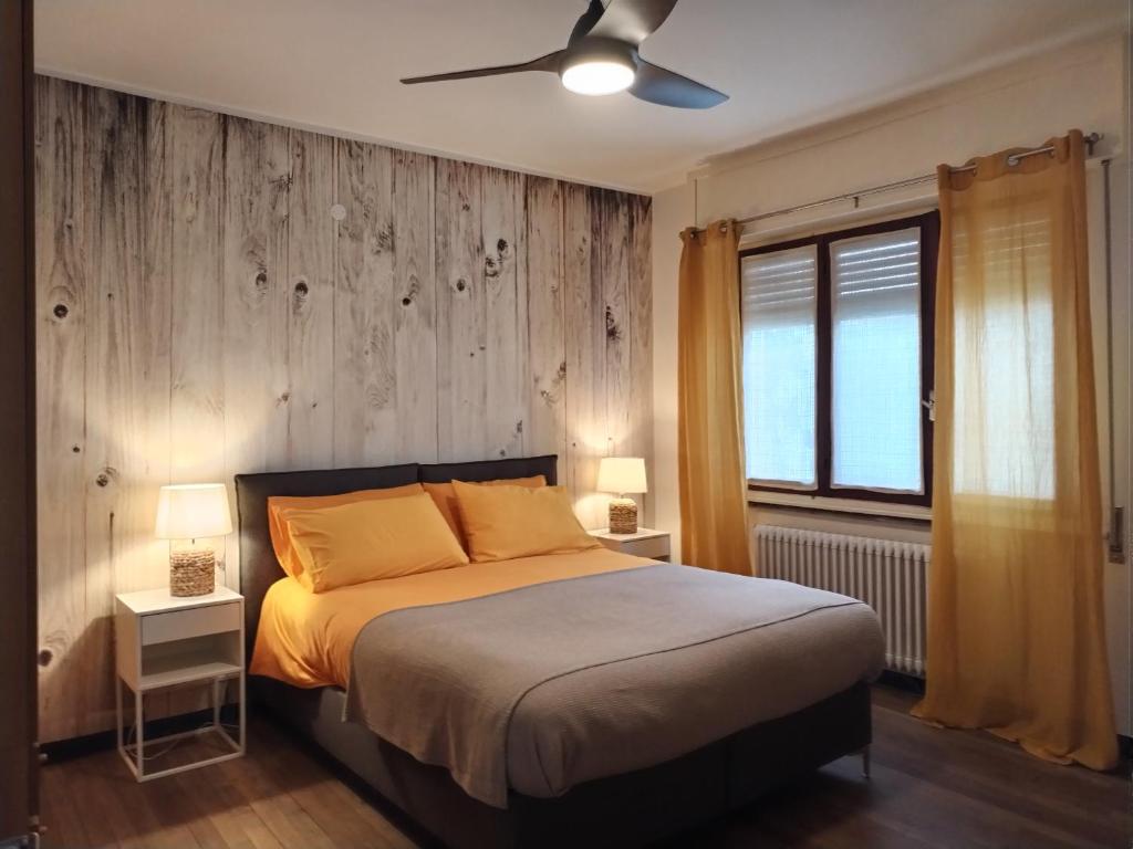 Schlafzimmer mit einem Bett und einem Deckenventilator in der Unterkunft La Casina Sondrio Valtellina in Sondrio