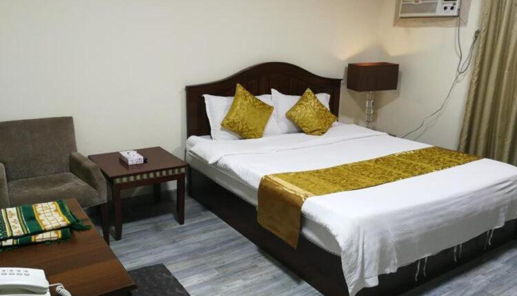 Habitación de hotel con cama y silla en look house, en Amán