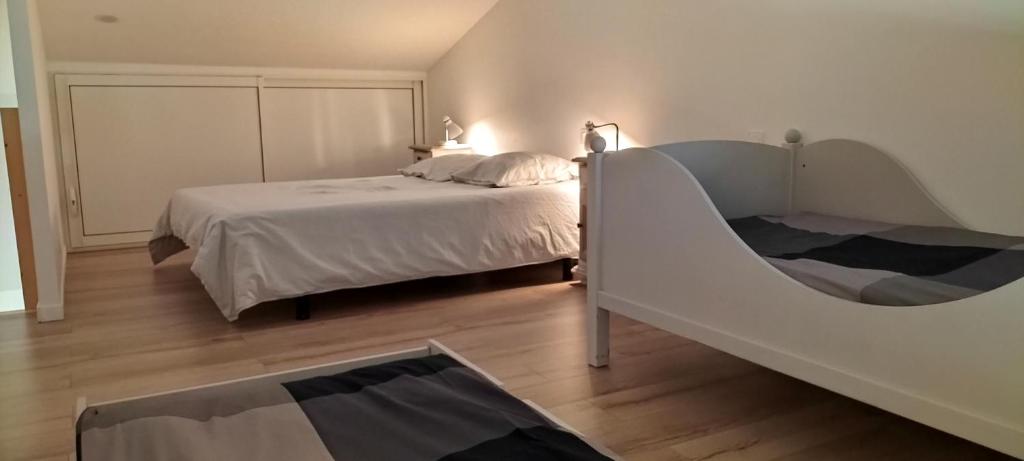 a bedroom with a white bed and aokedokedoked at Logement, Quartier calme, Haut Var in Sillans-la Cascade