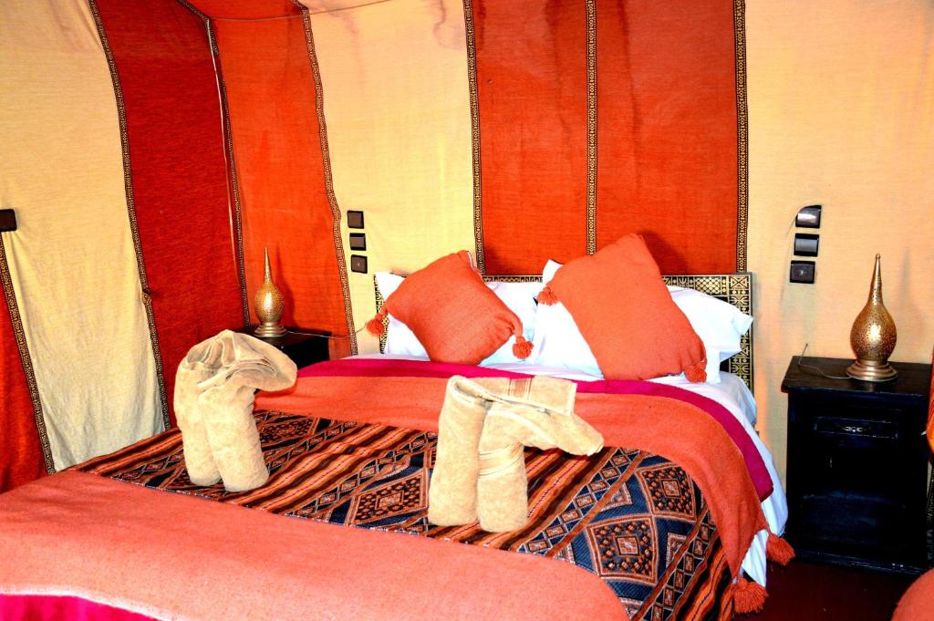 Postel nebo postele na pokoji v ubytování Merzouga Paradise Luxury Camp