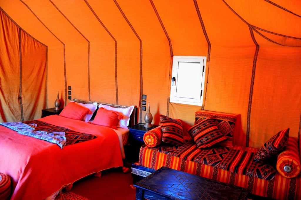 Postel nebo postele na pokoji v ubytování Merzouga Paradise Luxury Camp