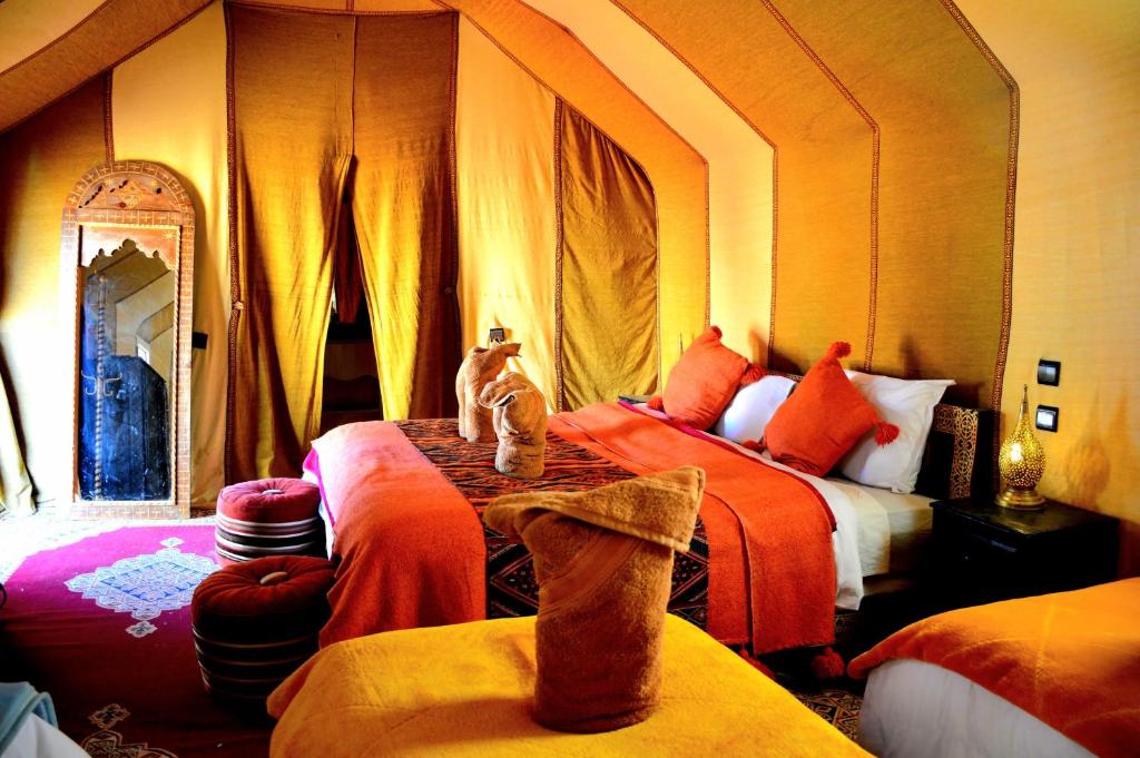 Postel nebo postele na pokoji v ubytování Merzouga Paradise Luxury Camp