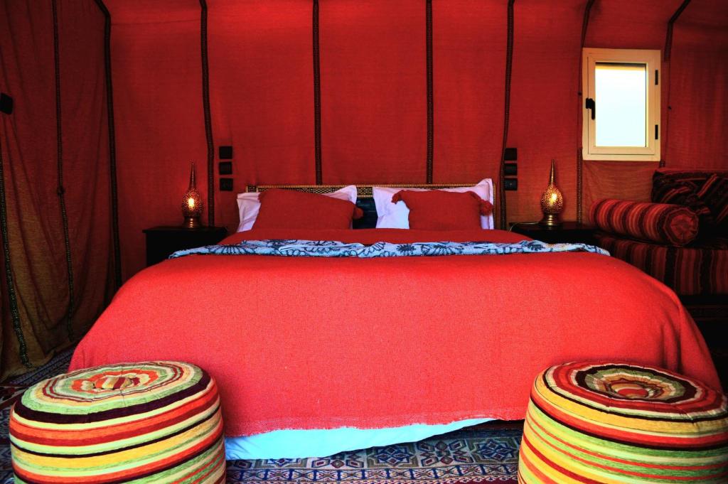 Postel nebo postele na pokoji v ubytování Merzouga Paradise Luxury Camp
