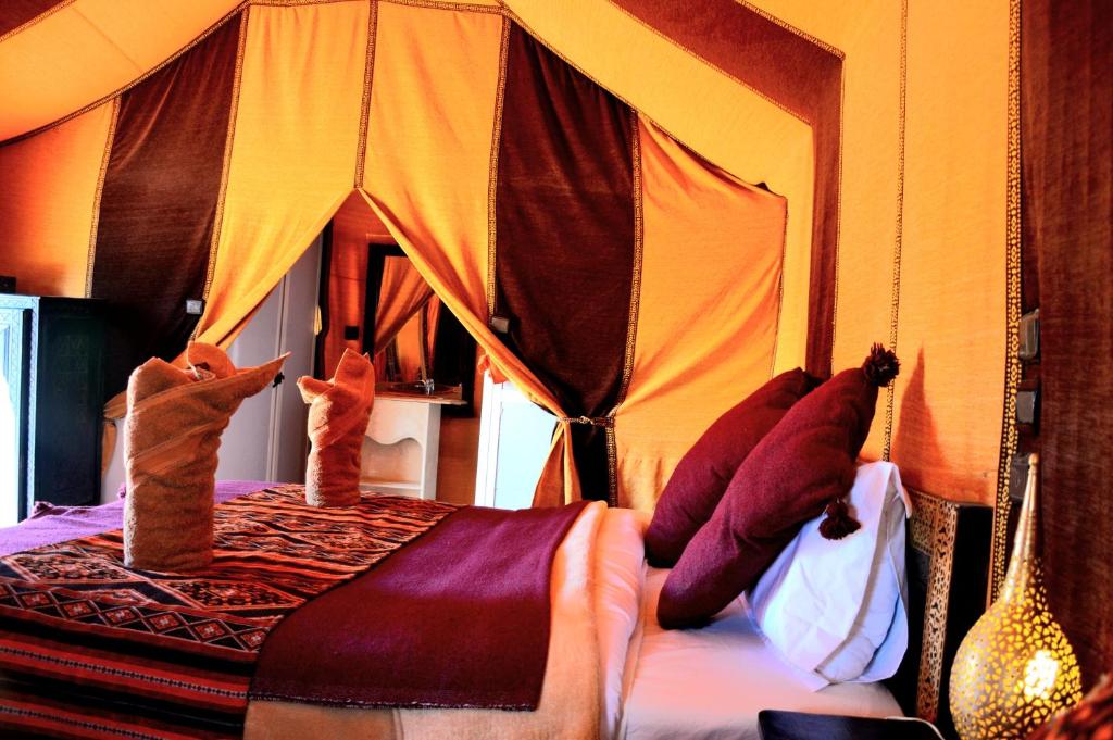 Postel nebo postele na pokoji v ubytování Merzouga Paradise Luxury Camp