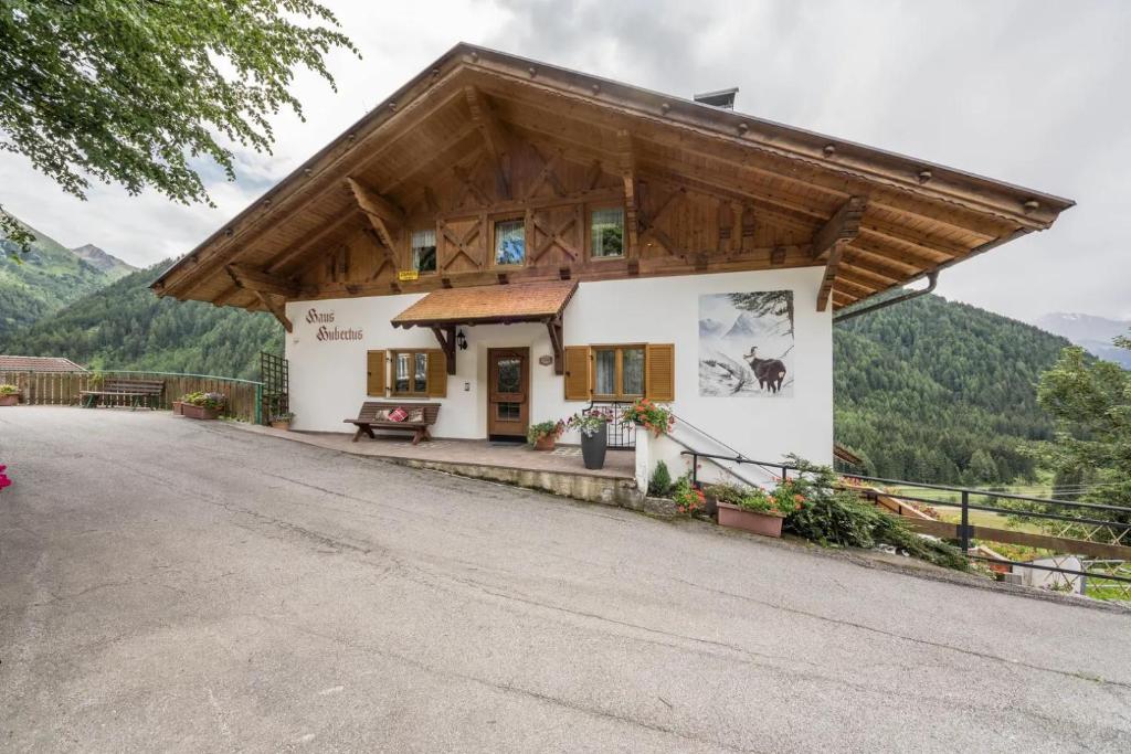 mały dom z dachem gambrel w obiekcie Gasthof Innerwalten w mieście San Leonardo in Passiria