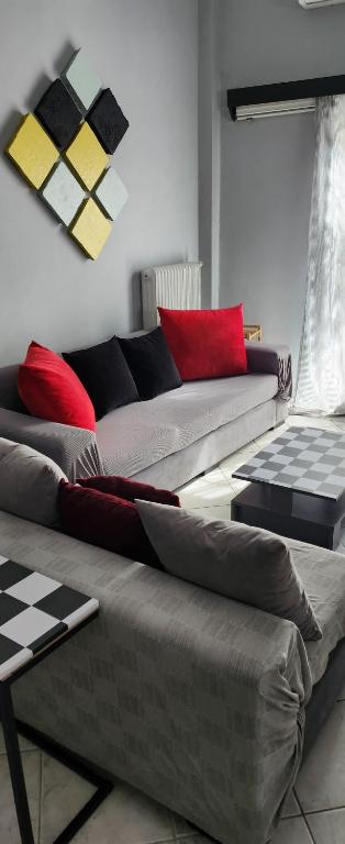 sala de estar con 2 sofás y sofá en JIM en Andravída