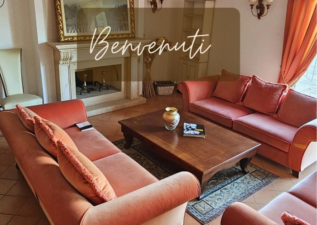 a living room with red couches and a coffee table at Arca Hotel in Pienza