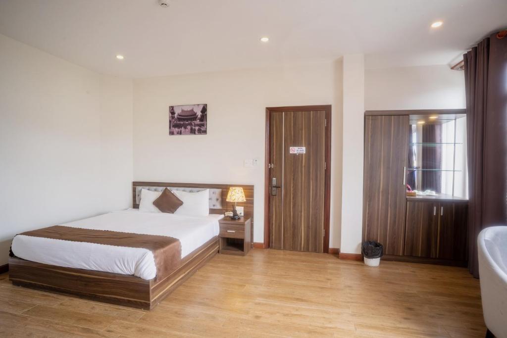 Giường trong phòng chung tại Mai Khanh Hotel