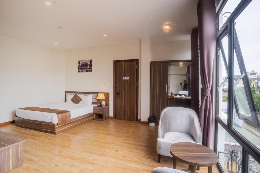 Giường trong phòng chung tại Mai Khanh Hotel