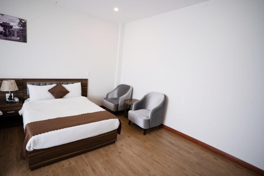 Giường trong phòng chung tại Mai Khanh Hotel