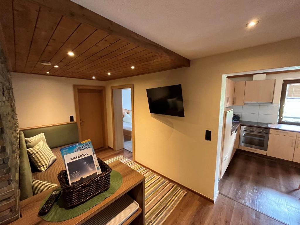 Televízia a/alebo spoločenská miestnosť v ubytovaní Appartement Gästehaus Aloisia