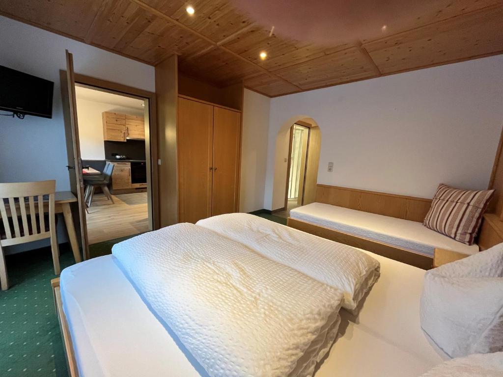Posteľ alebo postele v izbe v ubytovaní Appartement Gästehaus Aloisia