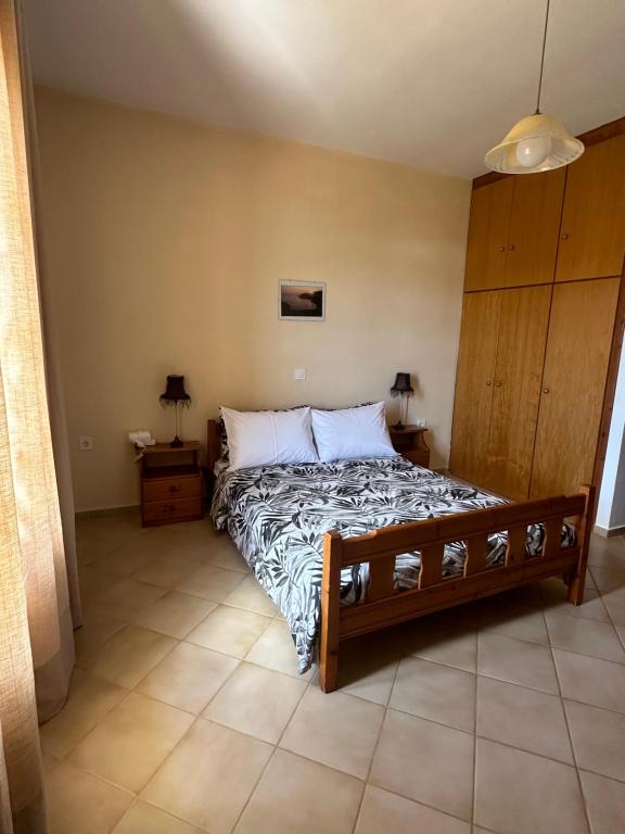 una camera con un grande letto di Evita Beach Hotel a Spilia