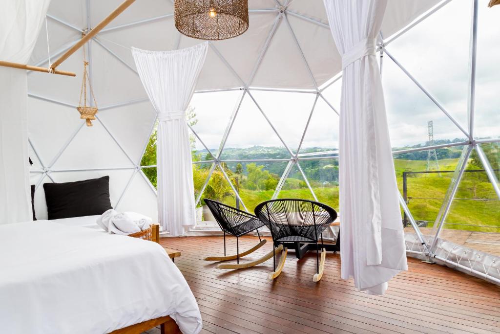 Televiisor ja/või meelelahutuskeskus majutusasutuses Ecohotel Monte Tierra Habitaciones y Glamping