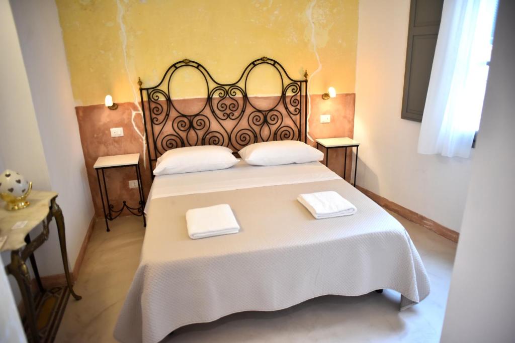 a bedroom with a bed with two white towels on it at B&B Tre Principi in Gallipoli