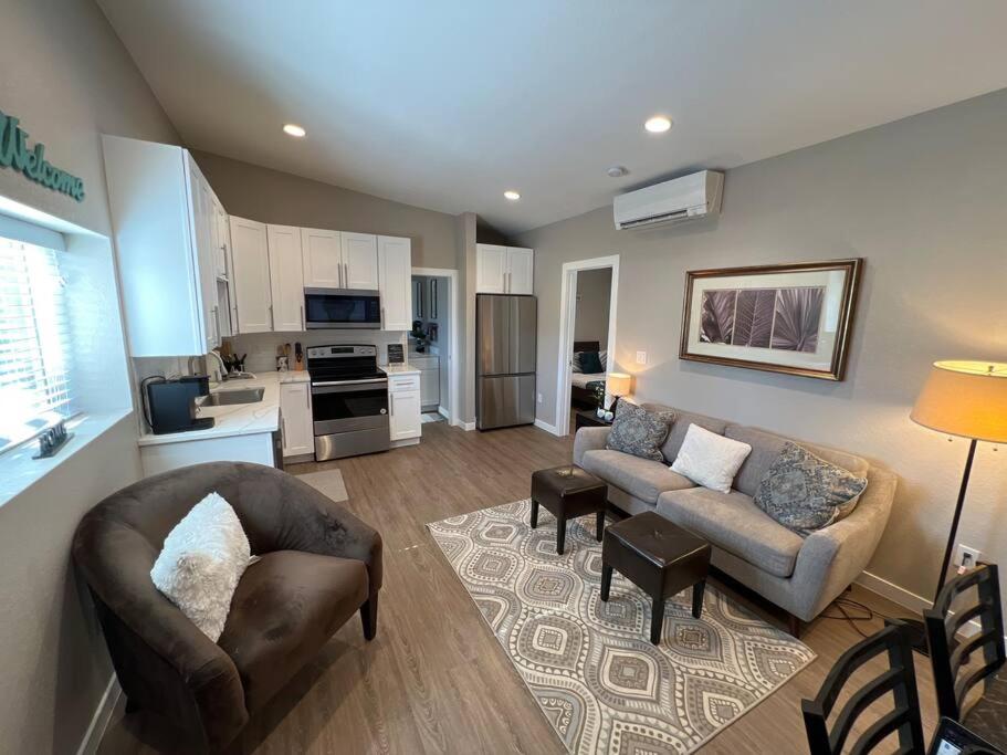 Una sala de estar con dos sofás y una cocina. en Chic & intimate 2 bedroom, en Brighton