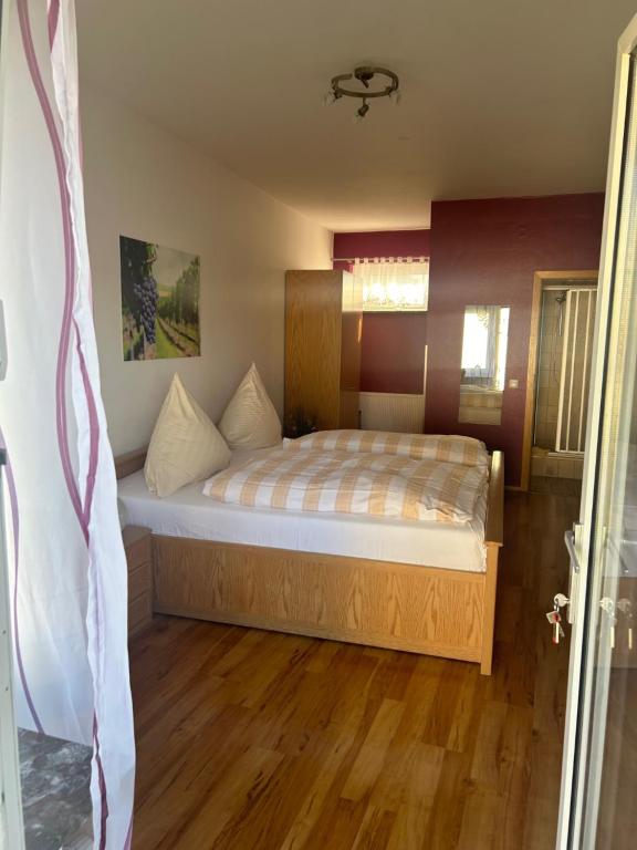 een slaapkamer met een groot bed in een kamer bij Bed and Breakfast - Rheingauer Hof in Oestrich-Winkel