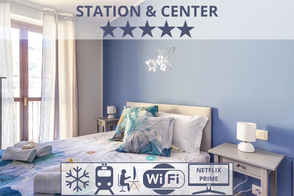 een slaapkamer met een bed met sterren aan de muur bij Station & Center - Self Check-in & Access in Como