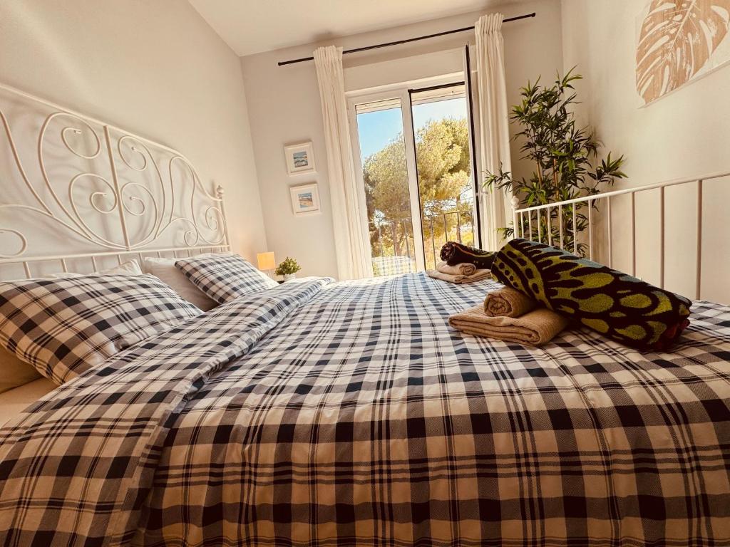 un osito de peluche tirado en una cama en un dormitorio en Arenal Dream Javea, luxury beach apartment, en Jávea