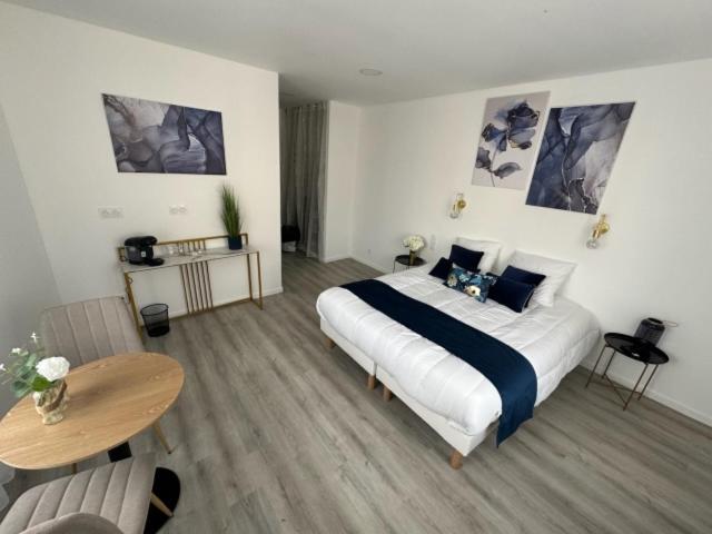 1 dormitorio con 1 cama grande y suelo de madera en Au coeur de Montmedy en Montmédy
