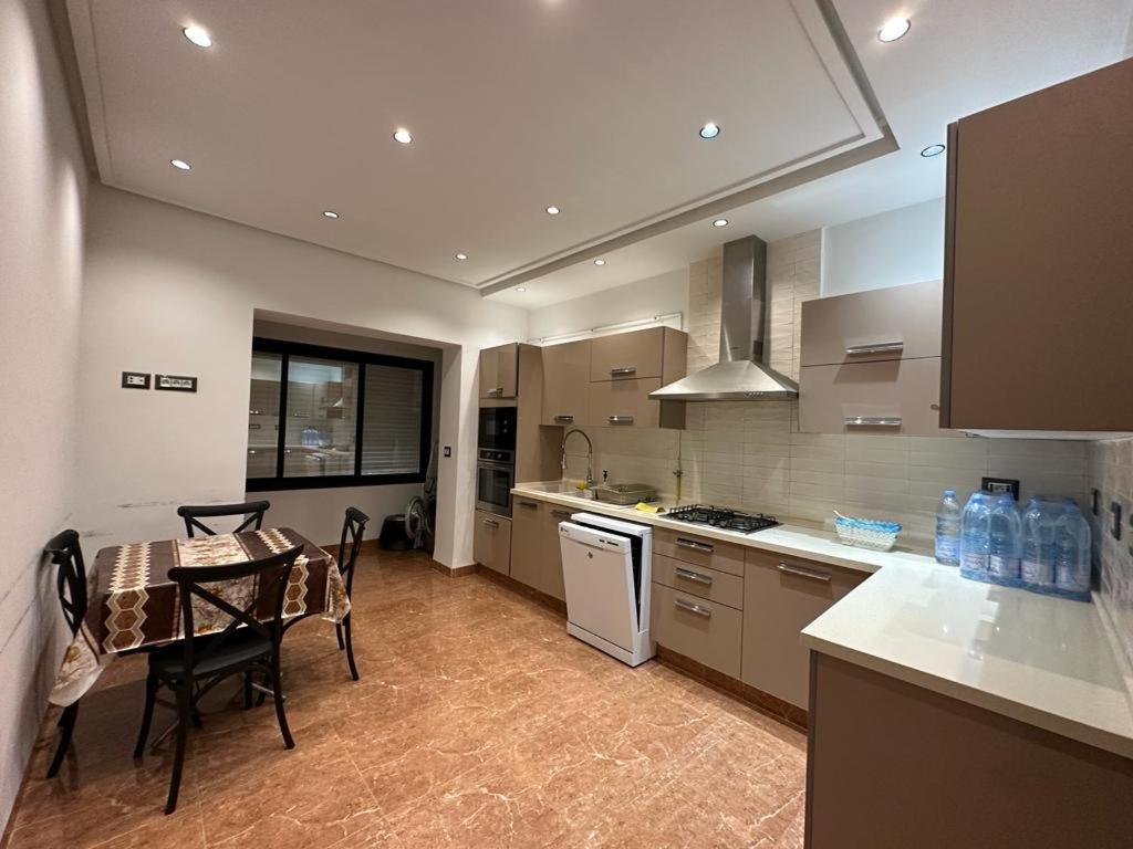 Fotografie z fotogalerie ubytování Appartement S+4 à gammarth v destinaci Gammarth