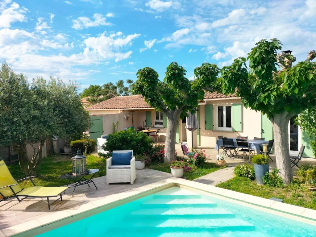 Bazén v ubytovaní Luberon Maison Avec Piscine alebo v jeho blízkosti