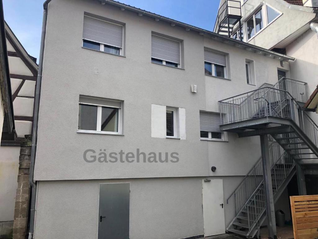 un bâtiment avec un panneau sur son côté dans l'établissement Gästehaus in der Daimlerstadt, à Schorndorf