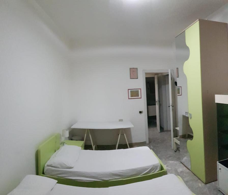 ein Krankenzimmer mit zwei Betten und einem Schreibtisch in der Unterkunft La casa al mare in Grottammare