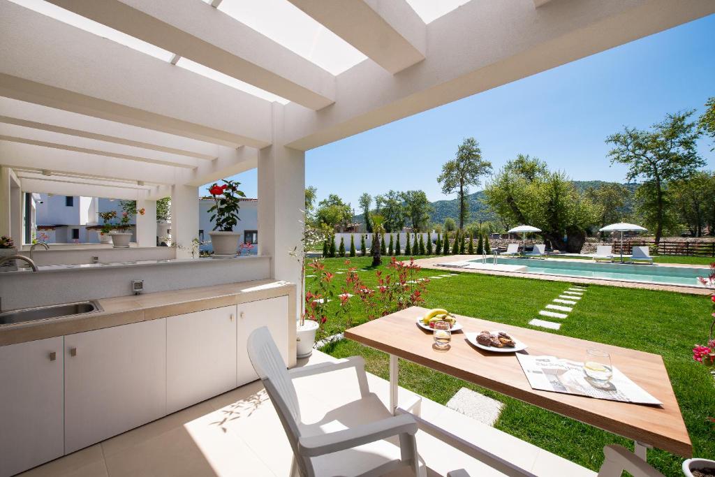 Piscina di Theros Serenity Suites o nelle vicinanze
