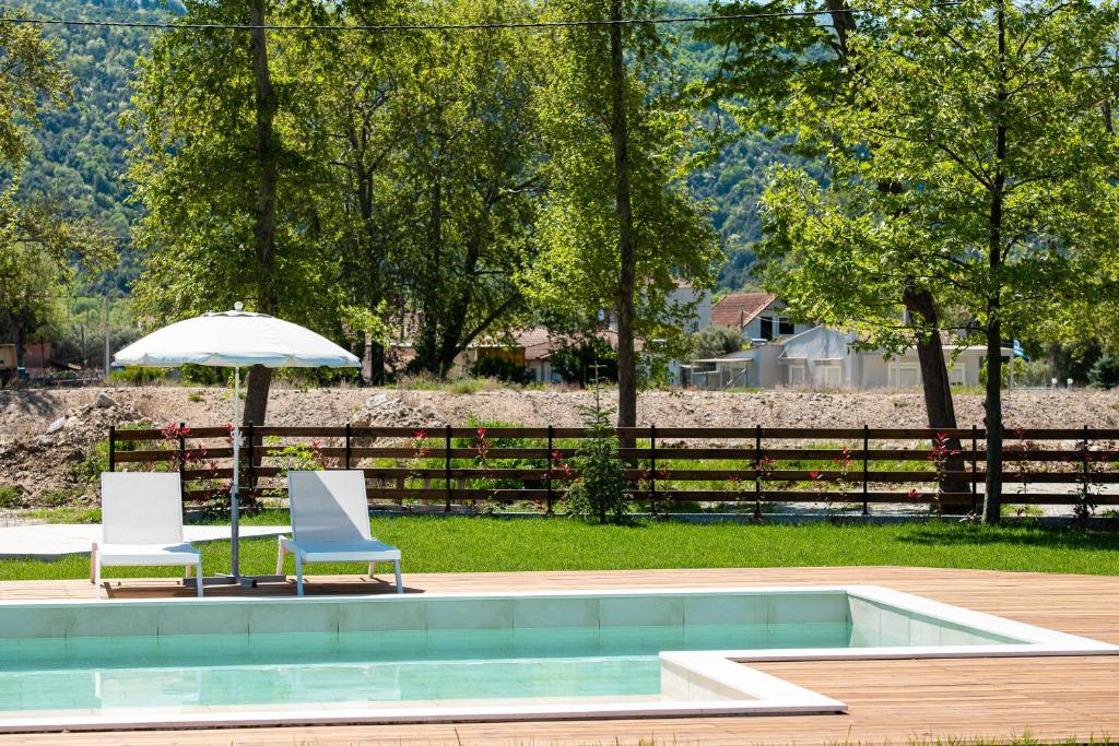 Piscina di Theros Serenity Suites o nelle vicinanze