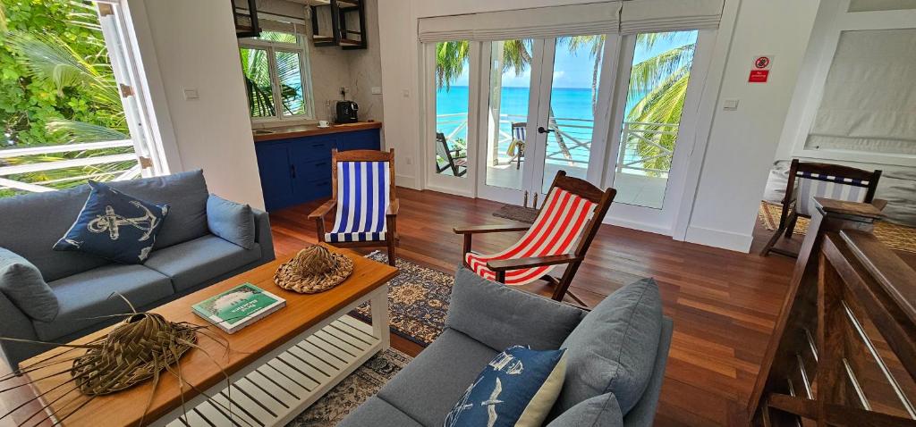 Posezení v ubytování The Fulhadhoo Beach Cottage