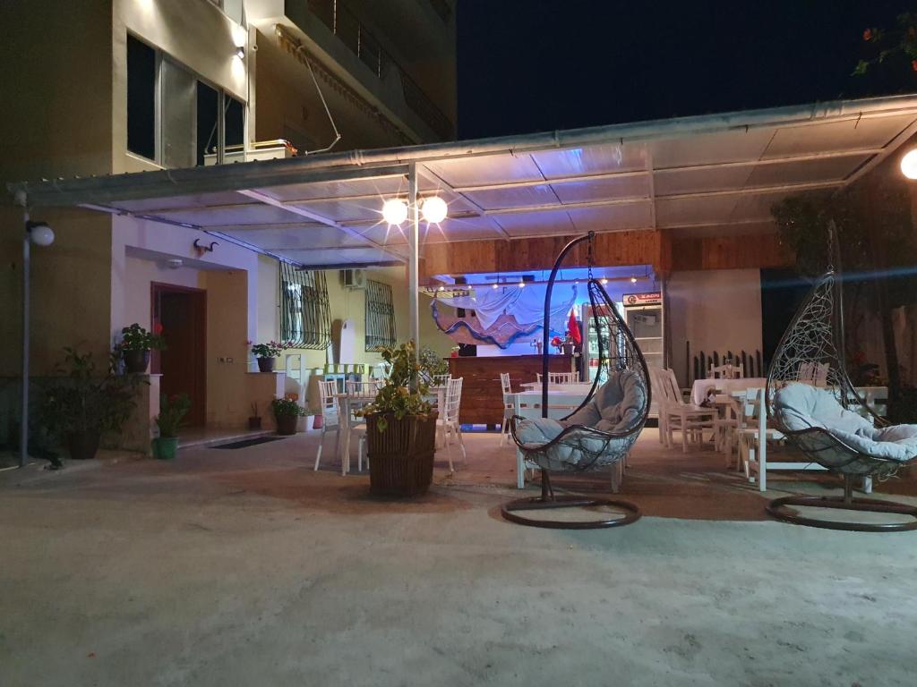 un patio avec des chaises et une table dans un bâtiment dans l'établissement L&G Hotel, à Vlorë